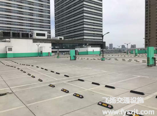 露天小區(qū)停車場劃線該怎么選擇材料呢？