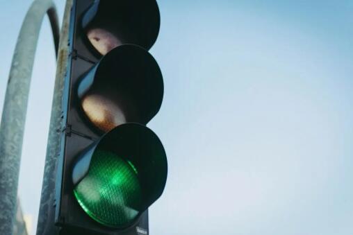 十字路口信號燈一直“黃閃”，是壞了嗎？到底該不該停車？