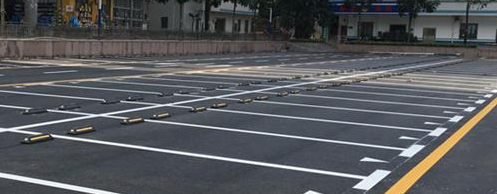 停車位劃線不完整也須規(guī)范停車，讓出行更美好